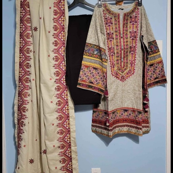 Sapphire embroidered two piece Pakistani dress - Picture 6 of 6